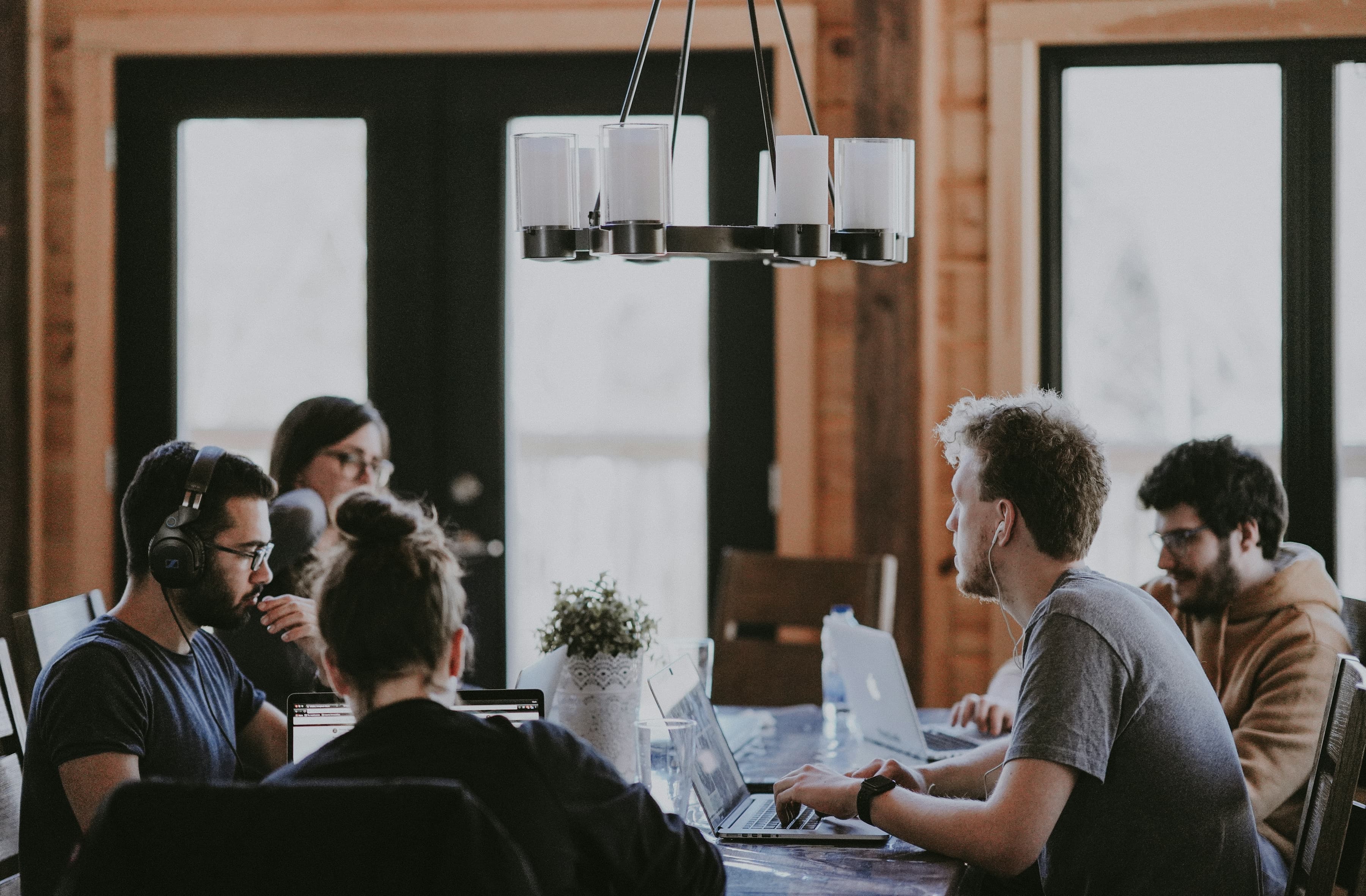 Ondernemers die hun cijfers bespreken met een adviseur van Winstwaker