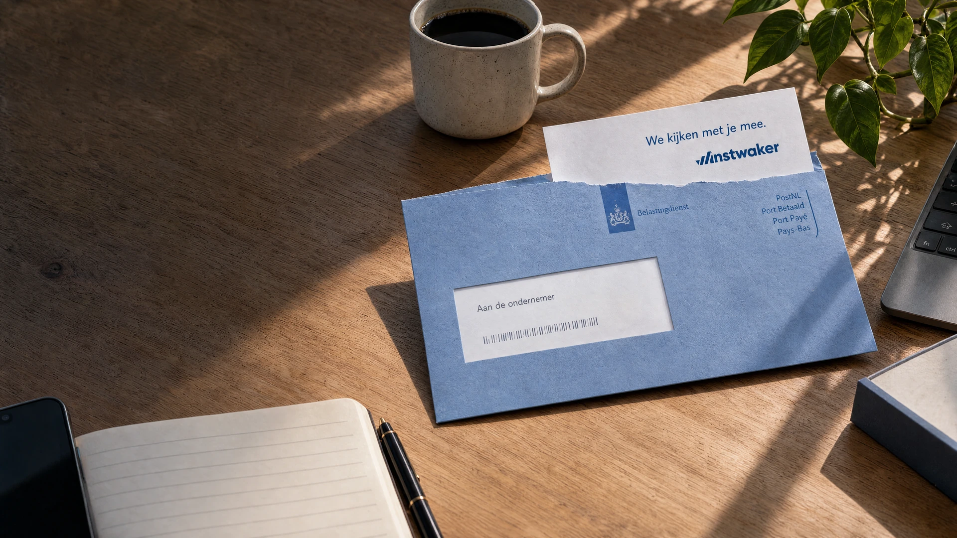 Een opengescheurde blauwe envelop op een bureau. Op de brief staat: We kijken met je mee. Winstwaker.